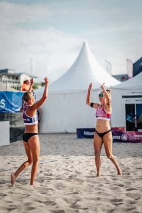 Beachvolleyball Frauen Allianz German Beach Tour 2024 Tourstop Kühlungsborn 2 15.08.2024 v.l. Stefanie Klatt und Tabea Schwarz freuen sich über den Sieg Kühlungsborn Strand an der Seebrücke Mecklenburg-Vorpommern Deutschland