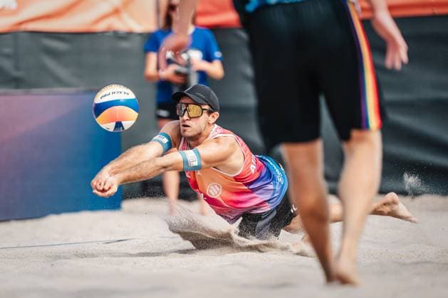 Beachvolleyball Männer Allianz German Beach Tour 2024 Tourstop Kühlungsborn 2 15.08.2024 Tilo Rietschel springt zum Ball Kühlungsborn Strand an der Seebrücke Mecklenburg-Vorpommern Deutschland