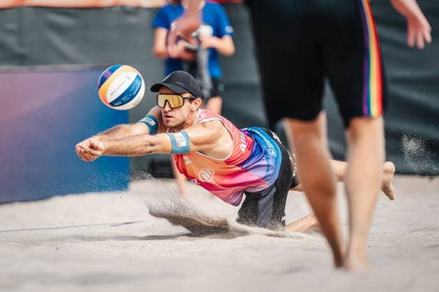 Sport Bilder des Tages Beachvolleyball Männer Allianz German Beach Tour 2024 Tourstop Kühlungsborn 2 15.08.2024 Tilo Rietschel springt zum Ball Kühlungsborn Strand an der Seebrücke Mecklenburg-Vorpommern Deutschland