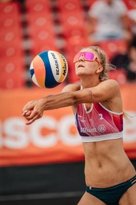 Beachvolleyball Frauen Allianz German Beach Tour 2024 Tourstop Kühlungsborn 2 15.08.2024 Nele Barber bei der Annahme Kühlungsborn Strand an der Seebrücke Mecklenburg-Vorpommern Deutschland