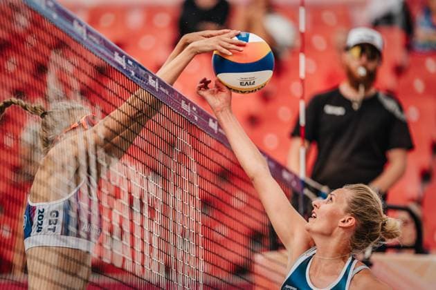 Beachvolleyball Frauen Allianz German Beach Tour 2024 Tourstop Kühlungsborn 2 15.08.2024 rechts Nele Schmitt wird geblockt von links Nele Barber Kühlungsborn Strand an der Seebrücke Mecklenburg-Vorpommern Deutschland