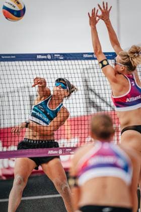 Beachvolleyball Frauen Allianz German Beach Tour 2024 Tourstop Kühlungsborn 2 15.08.2024 Leonie Klinke beim Angriff Kühlungsborn Strand an der Seebrücke Mecklenburg-Vorpommern Deutschland