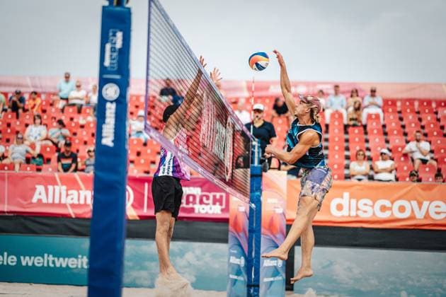 Beachvolleyball Männer Allianz German Beach Tour 2024 Tourstop Kühlungsborn 2 15.08.2024 rechts Ole Schwarmann beim Angriff Kühlungsborn Strand an der Seebrücke Mecklenburg-Vorpommern Deutschland