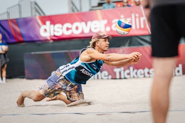 Beachvolleyball Männer Allianz German Beach Tour 2024 Tourstop Kühlungsborn 2 15.08.2024 Ole Schwarmann springt zum Ball Kühlungsborn Strand an der Seebrücke Mecklenburg-Vorpommern Deutschland