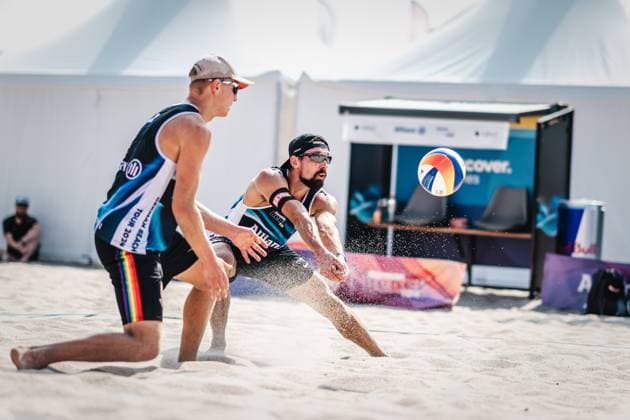 Beachvolleyball Männer Allianz German Beach Tour 2024 Tourstop Kühlungsborn 2 15.08.2024 Jonathan Erdmann (links) nimmt den Ball an, Leo Hauschild (rechts) Kühlungsborn Strand an der Seebrücke Mecklenburg-Vorpommern Deutschland
