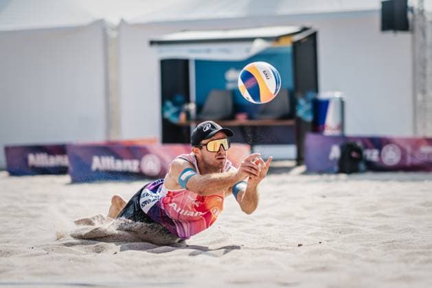 Beachvolleyball Männer Allianz German Beach Tour 2024 Tourstop Kühlungsborn 2 15.08.2024 Tilo Rietschel springt zum Ball Kühlungsborn Strand an der Seebrücke Mecklenburg-Vorpommern Deutschland