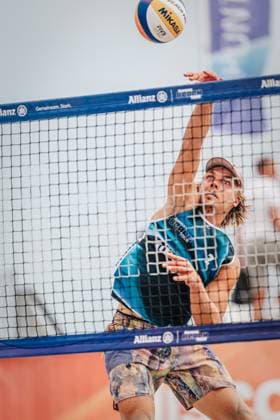 Beachvolleyball Männer Allianz German Beach Tour 2024 Tourstop Kühlungsborn 2 15.08.2024 Ole Schwarmann beim Angriff Kühlungsborn Strand an der Seebrücke Mecklenburg-Vorpommern Deutschland