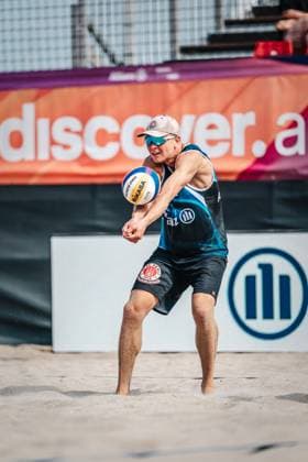 Beachvolleyball Männer Allianz German Beach Tour 2024 Tourstop Kühlungsborn 2 15.08.2024 Leo Hauschild bei der Annahme Kühlungsborn Strand an der Seebrücke Mecklenburg-Vorpommern Deutschland