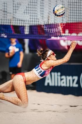Beachvolleyball Frauen Allianz German Beach Tour 2024 Tourstop Kühlungsborn 2 15.08.2024 Larissa Claaßen spielt den Ball Kühlungsborn Strand an der Seebrücke Mecklenburg-Vorpommern Deutschland