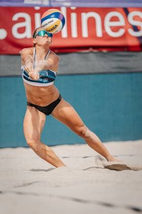 Beachvolleyball Frauen Allianz German Beach Tour 2024 Tourstop Kühlungsborn 2 15.08.2024 Sophie Sarnighausen nimmt den Ball an Kühlungsborn Strand an der Seebrücke Mecklenburg-Vorpommern Deutschland