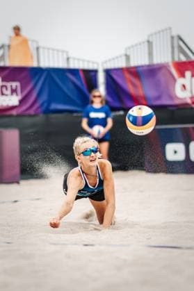 Sport Bilder des Tages Beachvolleyball Frauen Allianz German Beach Tour 2024 Tourstop Kühlungsborn 2 15.08.2024 Emma Gangey springt zum Ball Kühlungsborn Strand an der Seebrücke Mecklenburg-Vorpommern Deutschland