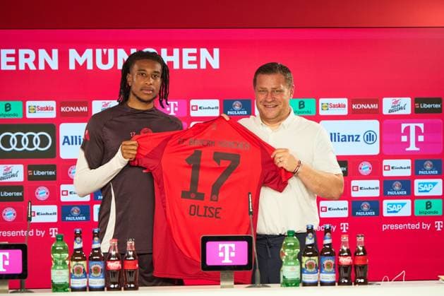 Sport Themen der Woche KW33 Sport Bilder des Tages Deutschland, München, 15.08.2024, Fussball, Bundesliga, FC Bayern München, Vorstellung Olise: v.l. Michael Olise, Max Eberl (Sportdirektor). Photo by FC Bayern München Pool Pressefoto Rudel 15.08.24 FC Bayern München Vorstellung Michael Olise *** Germany, Munich, 15 08 2024, Football, Bundesliga, FC Bayern Munich, Presentation Olise f l Michael Olise, Max Eberl Sports Director Photo by FC Bayern München Pool Pressefoto Rudel 15 08 24 FC Bayern München Presentation Michael Olise