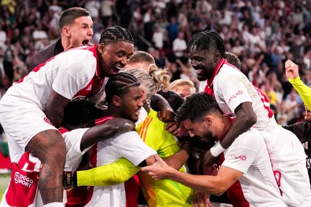2024-08-15 AFC Ajax v Panathinaikos FC - UEFA Champions League Third Qualifying Round 2nd Leg AMSTERDAM, NETHERLANDS - AUGUST 15: Steven Bergwijn of AFC Ajax, Josip Sutalo of AFC Ajax, Brian Brobbey of AFC Ajax, Goalkeeper Remko Pasveer of AFC Ajax celebrating their sides win during the UEFA Champions League Third Qualifying Round 2nd Leg match between AFC Ajax and Panathinaikos FC at Johan Cruijff ArenA on August 15, 2024 in Amsterdam, Netherlands. (Photo by Patrick Goosen BSR Agency) Amsterdam Netherlands Content not available for redistribution in The Netherlands directly or indirectly through any third parties. Copyright: xBSRxAgencyx