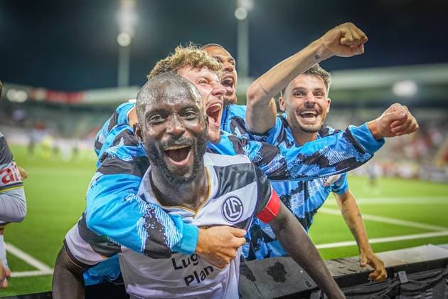 Sport Bilder des Tages Fussball: UEFA EURO, EM, Europameisterschaft,Fussball LEAGUE 2024 2025 - 3. Qualifikationsrunde FC LUGANO (SUI) vs. PARTIZAN BELGRAD (SRB), Arena Thun, Schweiz: Torjubel bei Ousmane Doumbia (Lugano 20) und seinem Team nach dem 2:2 Tortreffer durch Mohammed Abdullah (Lugano 29) Thun SUI Copyright: xJOERANxSTEINSIEKx