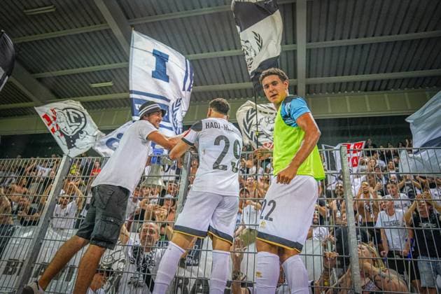 Fussball: UEFA EURO, EM, Europameisterschaft,Fussball LEAGUE 2024 2025 - 3. Qualifikationsrunde FC LUGANO (SUI) vs. PARTIZAN BELGRAD (SRB), Arena Thun, Schweiz: Torjubel nach dem 2:2 Ausgleichstreffer durch Mohammed Abdullah (Lugano 29) Freude bei den Fans gemeinsam mit Teamkollege Ayman El Wafi (Lugano 22) Thun SUI Copyright: xJOERANxSTEINSIEKx