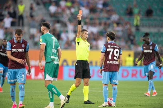 Red card for Trabzonspor player Pedro Jorge Goncalves Malheiro during UEFA Europa league Quali match, SK Rapid Wien - Trabzonspor, 15. august 2024 Copyright: xMICHALxFAJT,ZOSPORTU.SKx DSC_2399