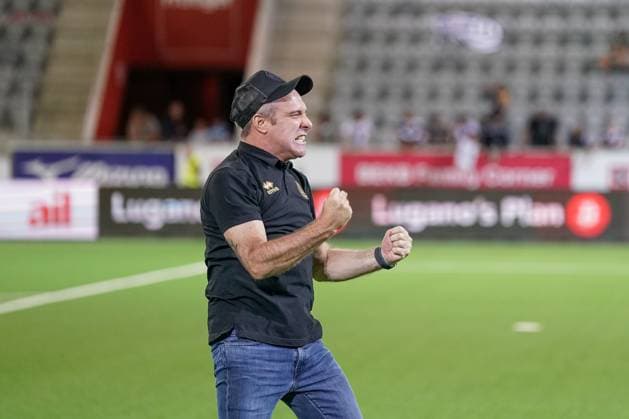 Fussball: UEFA EURO, EM, Europameisterschaft,Fussball LEAGUE 2024 2025 - 3. Qualifikationsrunde FC LUGANO (SUI) vs. PARTIZAN BELGRAD (SRB), Arena Thun, Schweiz: Trainer Mattia Croci Torti (FC Lugano) freut sich sichtlich emotional über das Weiterkommen seines Teams. Gestik, Mimik Thun SUI Copyright: xJOERANxSTEINSIEKx