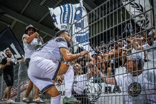 Fussball: UEFA EURO, EM, Europameisterschaft,Fussball LEAGUE 2024 2025 - 3. Qualifikationsrunde FC LUGANO (SUI) vs. PARTIZAN BELGRAD (SRB), Arena Thun, Schweiz: Torjubel nach dem 2:2 Ausgleich durch das Tor von Mohammed Abdullah (Lugano 29) der zur Freude auf den Zaun zu den Fans hochkletterte. Thun SUI Copyright: xJOERANxSTEINSIEKx