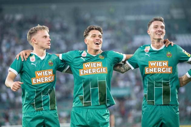 Sport Bilder des Tages Rapid Wien players a winning match celebrate with his fans during UEFA Europa league Quali match, SK Rapid Wien - Trabzonspor, 15. august 2024 Copyright: xMICHALxFAJT,ZOSPORTU.SKx FAJ_4726