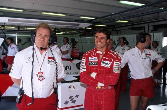 Formel 1, Grand Prix Ungarn 1995, Hungaroring, 13.08.1995 McLaren-Box Neil Oatley, McLaren Mark Blundell (Ausfall) Budapest Ungarn *** Formula 1, Hungarian Grand Prix 1995, Hungaroring, 13 08 1995 McLaren pit Neil Oatley, McLaren Mark Blundell failure Budapest Hungary