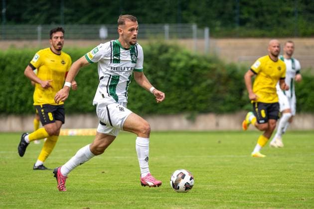 03.08.2024, Fussball: Regionalliga West, Saison 2024 2025, 02. Spieltag, Borussia Moenchengladbach U23 - SV Eintracht Hohkeppel im Grenzlandstadion in Moenchengladbach. Kushtrim Asallari (Borussia Moenchengladbach U23, 10) im Sprint mit dem Ball. Foto: Kirchner-Media TH Copyright: xKirchner-Media THx