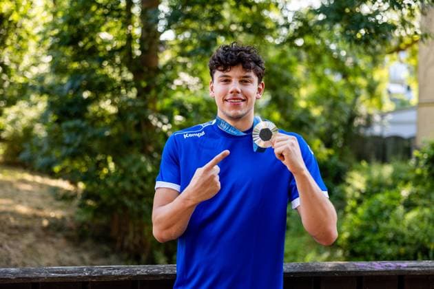 Handball, Olympiateilnehmer Marko Grgic in Eisenach empfangen 16.08.2024, GER, Handball, Portrait Marko Grigic mit der silbernen Olympiamedaille Marko Grigic nahm erfolgreich an den Olympischen Spielen 2024 in Paris als Newcomer in der deutschen Handball Nationalmannschaft teil und gewann sensationell Silber. 99817 Eisenach Hoerschel Brücke Thueringen Deutschland