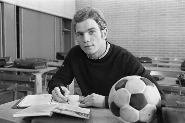 Uli HOENESS (HÅ¡ness, HÅ¡neÂß), Fussballspieler, sitzt auf einer Schulbank und schreibt, auf dem Tisch liegt ein Fussball, 24.01.1970, Â *** Uli HOENESS HÅ¡ness, HÅ¡neß , soccer player, sitting on a school desk and writing, on the table is a soccer ball, 24 01 1970, Â