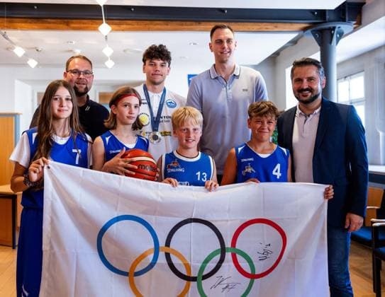 Sport Themen der Woche KW33 Sport Bilder des Tages 16.08.2024, GER, Handball Basketball, Empfang der Olympiasportler Marko Grgic und Johannes Voigtmann Marko Grigic nahm erfolgreich an den Olympischen Spielen 2024 in Paris als Newcomer in der deutschen Handball Nationalmannschaft teil und gewann sensationell Silber. Johannes Voigtmann erreichte nach dem Weltmeistertitel im letzten Jahr nun bei Olympia in Paris den 4 Platz gemeinsam mit der Nationalmannschaft. Mit dabei waren Christoph Ihling (Oberbürgermeister der Stadt Eisenach), Shpetim Alaj (ThSV Eisenach, Praesident), Rene Witte (Geschaeftsfuehrer Manager ThSV Eisenach), regionale Nachwuchssportler, Vertreter des Eisenacher Fanfarenzug. Moderiert von Adi Rückewold. 99817 Eisenach Markt Ratssaal des Rathauses Thueringen Deutschland *** 16 08 2024, GER, Handball Basketball, Reception for Olympic athletes Marko Grgic and Johannes Voigtmann Marko Grigic successfully took part in the 2024 Olympic Games in Paris as a newcomer to the German national handball team and sensationally won silver Johannes Voigtmann achieved 4th place with the national team at the Olympics in Paris after winning the world championship title last year Christoph Ihling, Lord Mayor of the city of Eisenach, was also present, Shpetim Alaj ThSV Eisenach, President , Rene Witte Managing Director Manager ThSV Eisenach , regional young athletes, representatives of the Eisenach Fanfare Band Moderated by Adi Rückewold 99817 Eisenach Markt Council Chamber of the Town Hall Thuringia Germany