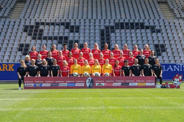 Mannschaftsfoto der SC Freiburg Frauen für die Saison 2024 2025 Media Day in der Saison 2024 2025 bei den SC Freiburg Frauen Copyright: xArnexAmbergx