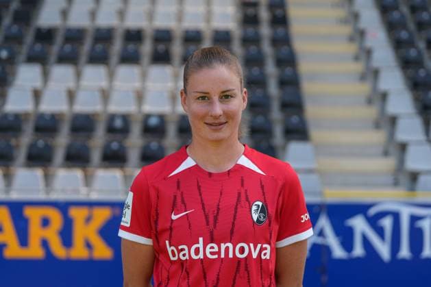 Julia Stierli (SC Freiburg, 05) Media Day in der Saison 2024 2025 bei den SC Freiburg Frauen Copyright: xArnexAmbergx