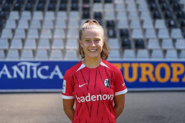 Nia Szenk (SC Freiburg, 13) Media Day in der Saison 2024 2025 bei den SC Freiburg Frauen Copyright: xArnexAmbergx