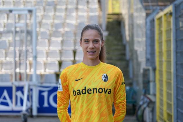 Julia Kassen (SC Freiburg, 29) Media Day in der Saison 2024 2025 bei den SC Freiburg Frauen Copyright: xArnexAmbergx