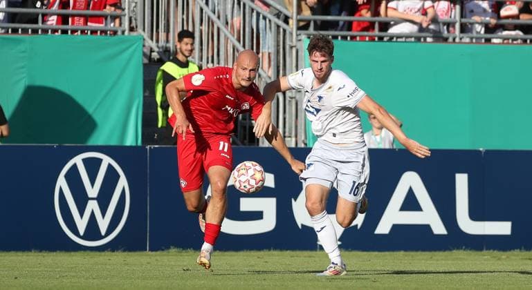 v.li.: Alem Japaur (FC Würzburger Kickers), Anton Stach (TSG 1899 Hoffenheim), 16.08.2024, Würzburg (Deutschland), Fussball, DFB-Pokal, FC Würzburger Kickers - TSG 1899 Hoffenheim, DFB DFL REGULATIONS PROHIBIT ANY USE OF PHOTOGRAPHS AS IMAGE SEQUENCES AND OR QUASI-VIDEO.