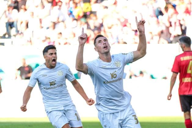 Sport Themen der Woche KW33 Sport Bilder des Tages Dominik Kohr (1. FSV Mainz 05, 31) und Armindo Sieb (1. FSV Mainz 05, 11) bejubeln das Tor zum 1:1, GER, SV Wehen Wiesbaden vs. 1. FSV Mainz 05, Fussball, DFB Pokal, 1. Runde, Saison 2024 2025. DFB REGULATIONS PROHIBIT ANY USE OF PHOTOGRAPHS as IMAGE SEQUENCES and or QUASI-VIDEO. GER, SV Wehen Wiesbaden vs. 1. FSV Mainz 05, Fussball, DFB Pokal, 1. Runde, Saison 2024 2025. Wiesbaden *** Dominik Kohr 1 FSV Mainz 05, 31 and Armindo Sieb 1 FSV Mainz 05, 11 celebrate the goal for 1 1, GER, SV Wehen Wiesbaden vs 1 FSV Mainz 05, Football, DFB Pokal, 1 Round, Season 2024 2025 DFB REGULATIONS PROHIBIT ANY USE OF PHOTOGRAPHS as IMAGE SEQUENCES and or QUASI VIDEO GER, SV Wehen Wiesbaden vs 1 FSV Mainz 05, Football, DFB Pokal, 1 Round, Season 2024 2025 Wiesbaden Copyright: xEibner-Pressefoto FlorianxWieganx EP_FWD