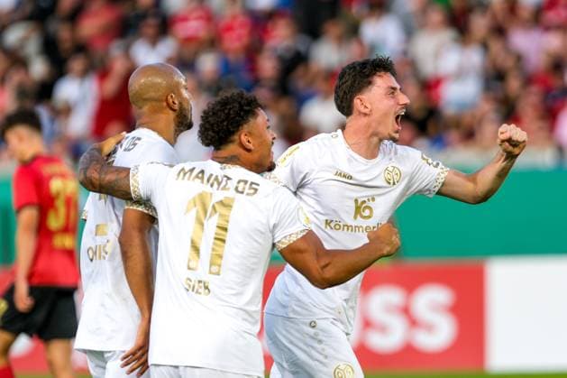 Sport Themen der Woche KW33 Sport Bilder des Tages Karim Onisiwo (1. FSV Mainz 05, 09), Armindo Sieb (1. FSV Mainz 05, 11) und Anthony Caci (1. FSV Mainz 05, 19) bejubeln das Tor zum 1:2 durch Jonathan Burkardt (1. FSV Mainz 05, 29), GER, SV Wehen Wiesbaden vs. 1. FSV Mainz 05, Fussball, DFB Pokal, 1. Runde, Saison 2024 2025. DFB REGULATIONS PROHIBIT ANY USE OF PHOTOGRAPHS as IMAGE SEQUENCES and or QUASI-VIDEO. GER, SV Wehen Wiesbaden vs. 1. FSV Mainz 05, Fussball, DFB Pokal, 1. Runde, Saison 2024 2025. Wiesbaden *** Karim Onisiwo 1 FSV Mainz 05, 09 , Armindo Sieb 1 FSV Mainz 05, 11 and Anthony Caci 1 FSV Mainz 05, 19 celebrate the goal for 1 2 by Jonathan Burkardt 1 FSV Mainz 05, 29 , GER, SV Wehen Wiesbaden vs 1 FSV Mainz 05, Soccer, DFB Pokal, 1 round, season 2024 2025 DFB REGULATIONS PROHIBIT ANY USE OF PHOTOGRAPHS as IMAGE SEQUENCES and or QUASI VIDEO GER, SV Wehen Wiesbaden vs 1 FSV Mainz 05, Football, DFB Pokal, 1 round, season 2024 2025 Wiesbaden Copyright: xEibner-Pressefoto FlorianxWieganx EP_FWD