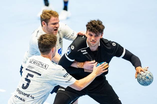 Sport Themen der Woche KW33 Sport Bilder des Tages 16.08.2024, GER, Handball, 1.Bl, Maenner, Saison 24 25, 2.Wartburg-Cup, ThSV Eisenach - SAH-Skanderbork AGF) Frederik Arnoldsen (SAH-Skanderbork AGF) Marko Grgic (ThSV Eisenach,17) Thor Christensen (SAH-Skanderbork AGF) Das Handball-Highlight des Sommers in Eisenach, der dreitägige Wartburg Cup mit dem SC Magdeburg, VfL Gummersbach, Skanderborg AGF Handbold und dem ThSV Eisenach. 99817 Eisenach Werner-Assmann-Halle Am Sportp Thueringen Deutschland *** 16 08 2024, GER, Handball, 1 Bl, Maenner, Saison 24 25, 2 Wartburg Cup, ThSV Eisenach SAH Skanderbork AGF Frederik Arnoldsen SAH Skanderbork AGF Marko Grgic ThSV Eisenach,17 Thor Christensen SAH Skanderbork AGF The handball highlight of the summer in Eisenach, the three-day Wartburg Cup with SC Magdeburg, VfL Gummersbach, Skanderborg AGF Handbold and ThSV Eisenach 99817 Eisenach Werner Assmann Halle Am Sportp Thueringen Germany