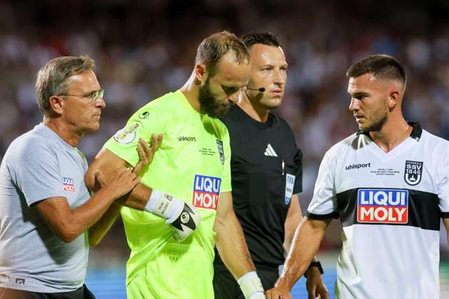Sport Themen der Woche KW33 Sport Bilder des Tages Torhueter Christian Ortag (SSV Ulm 1846) muss mit einer Kopfverletzung ausgewechselt werden, DFB-Pokal - First Round, SSV Ulm 1846 Fussball vs FC Bayern Muenchen, Donaustadion am 16. August 2024 in Ulm, Deutschland. (Foto von Marco Steinbrenner DeFodi Images) Torhueter Christian Ortag (SSV Ulm 1846) has to be replaced with a head injury, DFB-Pokal - First Round, SSV Ulm 1846 Fussball vs FC Bayern Muenchen, Donaustadion, August 16, 2024 in Ulm, Germany. (Photo by Marco Steinbrenner DeFodi Images) DFB DFL REGULATIONS PROHIBIT ANY USE OF PHOTOGRAPHS AS IMAGE SEQUENCES AND OR QUASI-VIDEO. Defodi-700_ulm_fcb_20240816_063 *** Goalkeeper Christian Ortag SSV Ulm 1846 has to be replaced with a head injury, DFB Pokal First Round, SSV Ulm 1846 Fussball vs FC Bayern Muenchen, Donaustadion, August 16, 2024 in Ulm, Germany Photo by Marco Steinbrenner DeFodi Images Goalkeeper Christian Ortag SSV Ulm 1846 has to be replaced with a head injury, DFB Pokal First Round, SSV Ulm 1846 Football vs FC Bayern Muenchen, Donaustadion, August 16, 2024 in Ulm, Germany Photo by Marco Steinbrenner DeFodi Images DFB DFL REGULATIONS PROHIBIT ANY USE OF PHOTOGRAPHS AS IMAGE SEQUENCES AND OR QUASI VIDEO Defodi 700 ulm fcb 20240816 063 Defodi-700 DFB DFL REGULATIONS PROHIBIT ANY USE OF PHOTOGRAPHS AS IMAGE SEQUENCES AND OR QUASI-VIDEO.