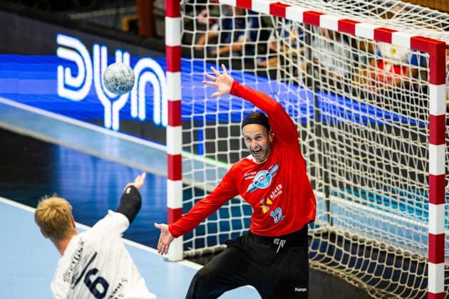 Sport Themen der Woche KW33 Sport Bilder des Tages 16.08.2024, GER, Handball, 1.Bl, Maenner, Saison 24 25, 2.Wartburg-Cup, ThSV Eisenach - SAH-Skanderbork AGF) Kristian Bonefeld (SAH-Skanderbork AGF) Silvio Heinevetter (ThSV Eisenach,12) Das Handball-Highlight des Sommers in Eisenach, der dreitägige Wartburg Cup mit dem SC Magdeburg, VfL Gummersbach, Skanderborg AGF Handbold und dem ThSV Eisenach. 99817 Eisenach Werner-Assmann-Halle Am Sportp Thueringen Deutschland *** 16 08 2024, GER, Handball, 1 Bl, Maenner, Saison 24 25, 2 Wartburg Cup, ThSV Eisenach SAH Skanderbork AGF Kristian Bonefeld SAH Skanderbork AGF Silvio Heinevetter ThSV Eisenach,12 The handball highlight of the summer in Eisenach, the three-day Wartburg Cup with SC Magdeburg, VfL Gummersbach, Skanderborg AGF Handbold and ThSV Eisenach 99817 Eisenach Werner Assmann Halle Am Sportp Thueringen Germany