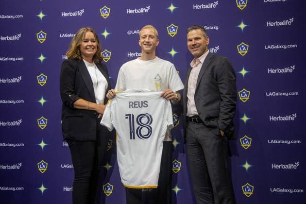 Sport Themen der Woche KW33 August 16, 2024, Carson, California, United States: Two-time German Footballer of the Year Marco Reus, poses with his new jersey with Greg Vanney, head coach, and Andrea Sasse, Consulate General of the Federal Republic of Germany Los Angeles, in a new conference after he is introduced as the new Los Angeles Galaxy midfielder at Dignity Health Sports Park, August 16, 2024 in Carson. Carson United States - ZUMAc68_ 0755082249st Copyright: xRingoxChiux