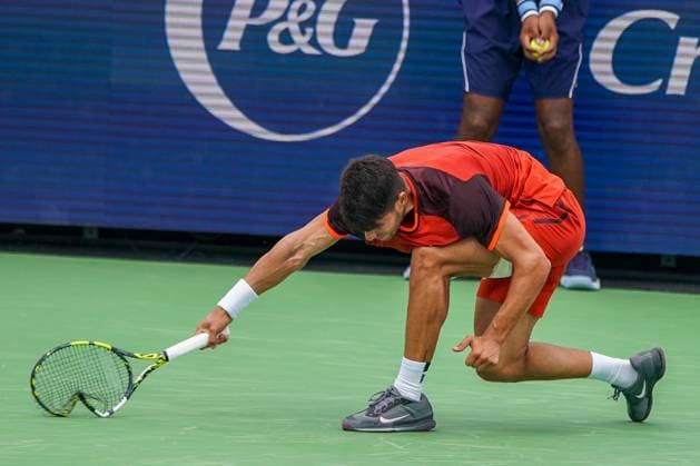 August 16, 2024, Mason, Ohio, USA: CARLOS ALCARAZ (ESP) reacts by smashing his racket on the court after a missed shot against Gael Monfils (FRA) during the mens singles round of the 2024 Cincinnati Open at Lindner Family Tennis Center. Monfils won the match 4-6, 7-6 (5), 6-4. Mason USA - ZUMAw109 20240816_fap_w109_006 Copyright: xDebbyxWongx
