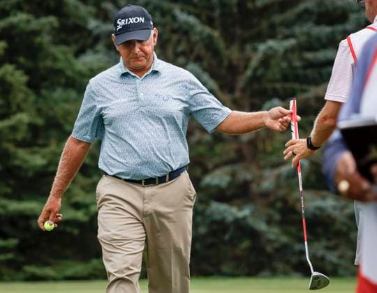 August 16, 2024, Calgary, Ab, CANADA: Scott Parel, of the United States, hands his putter to his caddie on the seventh green during the PGA, Golf Herren Tour Champions golf event in Calgary, Alta., Friday, Aug. 16, 2024. Scott Parel - ZUMAc35_ 20240816_zaf_c35_096 Copyright: xJeffxMcintoshx