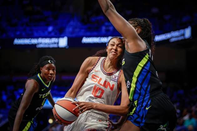 Sport Themen der Woche KW33 Sport Bilder des Tages August 16, 2024, Arlington, Texas, USA: Connecticut Sun forward OLIVIA NELSON-ODODA (10) attempts to move past Dallas Wings center KALANI BROWN (21) during a WNBA, Basketball Damen, USA game between the Connecticut Sun and Dallas Wings at College Park Center. The Sun win 109-91. Arlington USA - ZUMAf180 20240816_zsp_f180_002 Copyright: xMarkxFannx