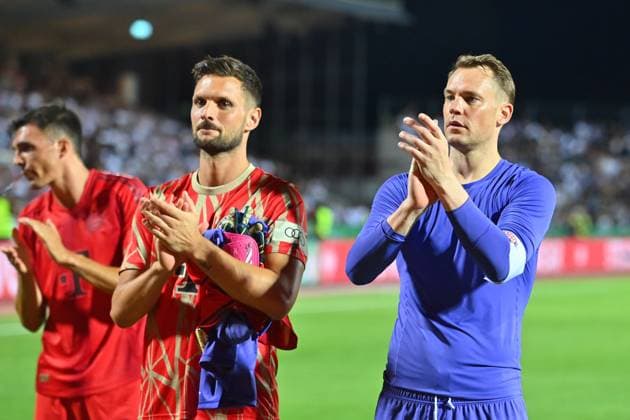 v.re:Manuel NEUER (Torwart Bayern Muenchen), Sven ULREICH,Torwart (Bayern Muenchen) nach Spielende. Fussball DFB Pokal 1.Runde SSV Ulm 1846 - FC Bayern Muenchen 0-4 am 16.08.2024, DONAUSTADION Saison 2024 2025,