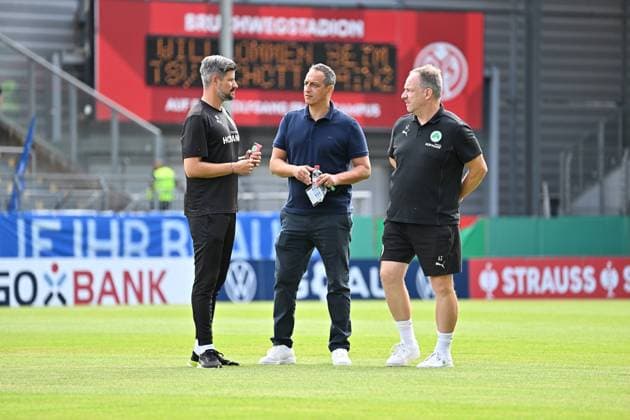 17.08.2024 - Fussball - Saison 2024 2025 - DFB-Pokal - 01. Runde: TSV Schott Mainz - SpVgg Greuther Fürth ( Kleeblatt ) - Sportfoto Zink - xwoxzix - regulations prohibit any use of photographs as image sequences and or quasi-video - only for editorial use - Stefan Kleineheismann (Co-Trainer SpVgg Greuther Fürth ) Rachid Azzouzi (Sportdirektor Geschäftsführer SpVgg Greuther Fürth ) Alexander Zorniger ( Trainer SpVgg Greuther Fürth ) vor Spielbeginn *** 17 08 2024 Football season 2024 2025 DFB Cup 01 round TSV Schott Mainz SpVgg Greuther Fürth Kleeblatt Sportfoto Zink xwoxzix regulations prohibit any use of photographs as image sequences and or quasi video only for editorial use Stefan Kleineheismann Co Trainer SpVgg Greuther Fürth Rachid Azzouzi Sport Director Managing Director Sport SpVgg Greuther Fürth Alexander Zorniger Trainer SpVgg Greuther Fürth before the start of the match