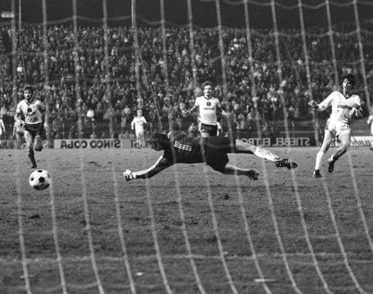 Borussia Mönchengladbach - Eintracht Braunschweig 10:0 11.10.1984 Tor 8:0 durch Hans-Jörg Criens (rechts) *** Borussia Mönchengladbach Eintracht Braunschweig 10 0 11 10 1984 Goal 8 0 by Hans Jörg Criens right HM