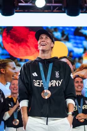 Ann-Katrin Berger (Deutschland, 12) und Team jubeln auf der Buehne ueber Platz 3 und die Bronze Medaille, FRA, Olympische Spiele Paris 2024, Feier im Deutschen Haus, 10.08.2024 FRA, Olympische Spiele Paris 2024, Feier im Deutschen Haus, 10.08.2024 Paris Copyright: xEibner-Pressefoto Memmlerx EP_MMR