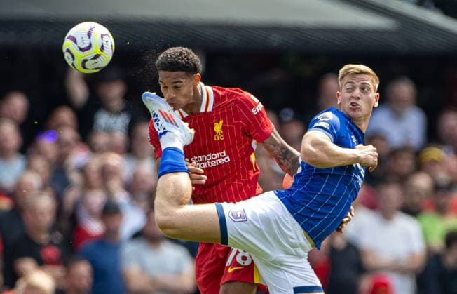 Sport Themen der Woche KW33 Sport Bilder des Tages Football - FA Premier League - Ipswich Town FC v Liverpool FC IPSWICH, ENGLAND - Saturday, August 17, 2024: Liverpool s Jarell Quansah (L) challenges for a header with Ipswich Town s Liam Delap during the FA Premier League match between Ipswich Town FC and Liverpool FC at Portman Road. (Photo by David Rawcliffe Propaganda) IPSWICH Portman Road SUFFOLK ENGLAND  Copyright: xDavidxRawcliffex P2024-08-17-Ipswich_Liverpool-51