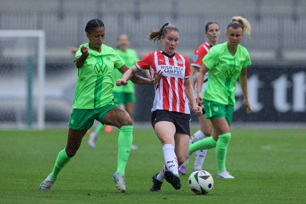 Sport Themen der Woche KW33 Sport Bilder des Tages v.li.: Sveindis Jonsdottir (VfL Wolfsburg, 23) und Sisca Folkertsma (PSV Eindhoven, 6) im Zweikampf, Duell, Dynamik, Aktion, Action, Spielszene, 17.08.2024, Wolfsburg (Deutschland), Fussball, Testspiel Frauen, VfL Wolfsburg - PSV Eindhoven *** from left Sveindis Jonsdottir VfL Wolfsburg, 23 and Sisca Folkertsma PSV Eindhoven, 6 in duel, duel, dynamics, action, action, match scene, 17 08 2024, Wolfsburg Germany , Soccer, Test match women, VfL Wolfsburg PSV Eindhoven xobx