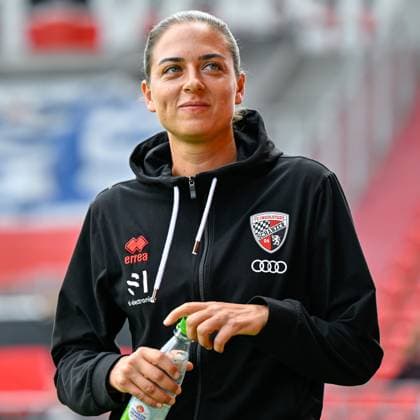 Sport Bilder des Tages Trainerin Sabrina Wittmann (FC Ingolstadt) Einzelbild, Aktion, Action, 17.08.2024, Ingolstadt (Deutschland), Fussball, DFB-Pokal, Erste Runde, FC Ingolstadt 04 - 1. FC Kaiserslautern, DFB DFL REGULATIONS PROHIBIT ANY USE OF PHOTOGRAPHS AS IMAGE SEQUENCES AND OR QUASI-VIDEO.