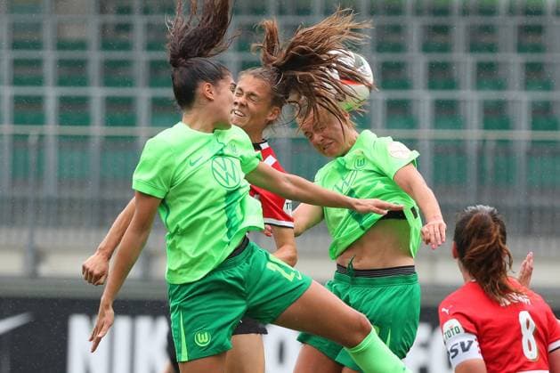 Sport Themen der Woche KW33 Sport Bilder des Tages VfL vs. PSV Eindhoven, Testspiel Frauen Wolfsburg, 17.08.2024, FUßBALL - VfL Wolfsburg vs. PSV Eindhoven, Testspiel, Saison 2024 25. Ariana Arias (VfL Wolfsburg), Lena Lattwein (VfL Wolfsburg) Wolfsburg *** VfL vs PSV Eindhoven, Test match women Wolfsburg, 17 08 2024, FOOTBALL VfL Wolfsburg vs PSV Eindhoven, Test match, season 2024 25 Ariana Arias VfL Wolfsburg , Lena Lattwein VfL Wolfsburg Wolfsburg
